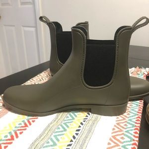 Khaki green rain boots (like new)
